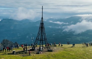 La cruz situada en lo alto del monte Gorbea